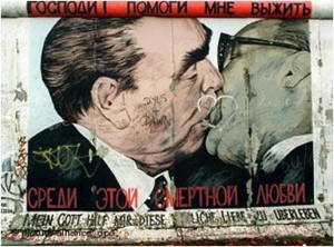 Политическое граффити: поцелуй Брежнева и Хоннекера